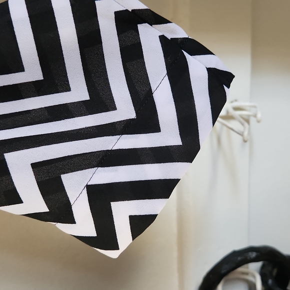 a.n.a.- Flowy Black & White Chevron Pattern Top - Medium - Picture 4 of 5